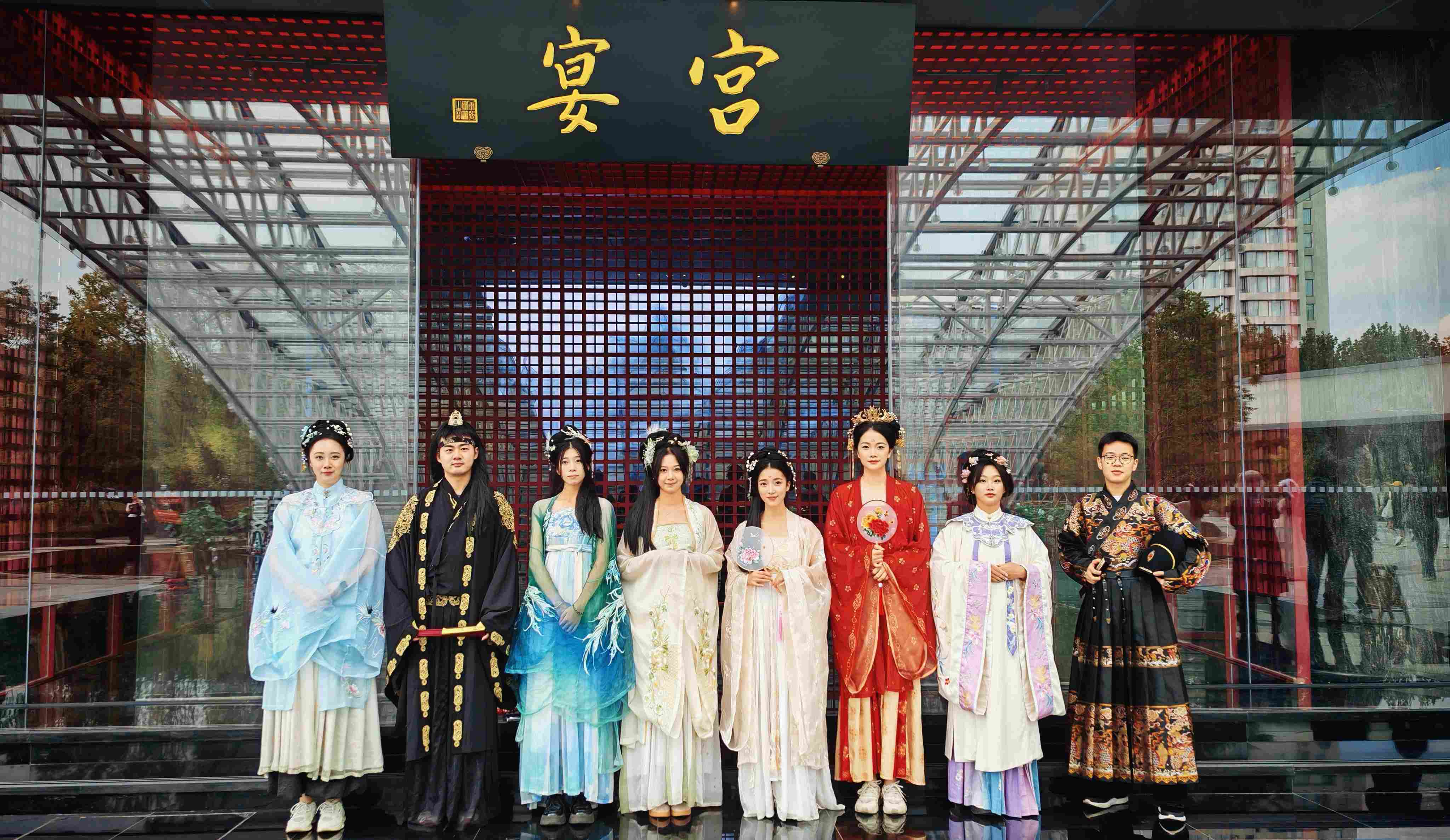 Die Eleganz des Millenniums genießen und die Teamstärke festigen – Unser Teambuilding-Team nimmt am Hangzhou Palace Bankett teil, um das alte Palastleben kennenzulernen