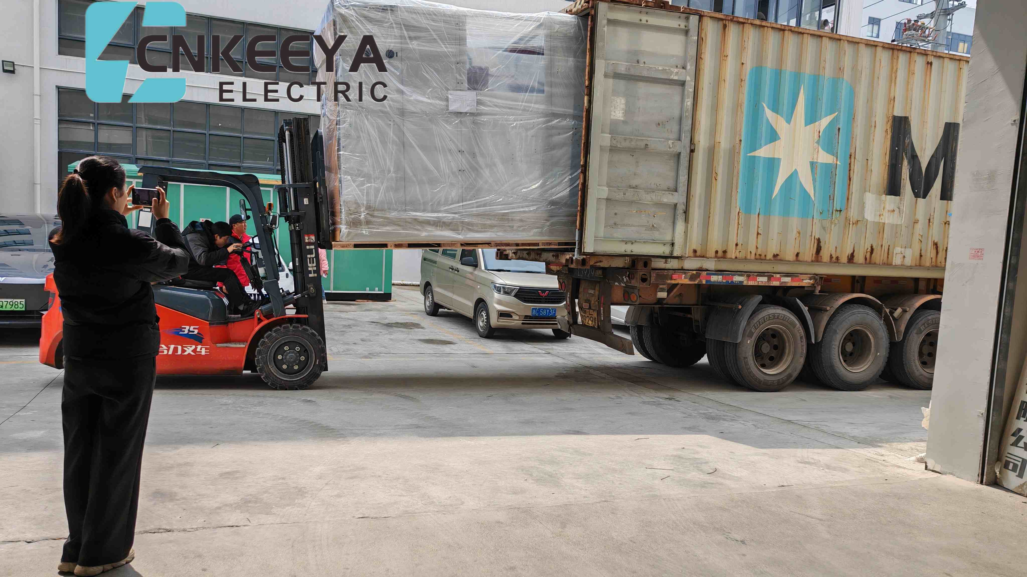 Vier KYN61-Schränke des Unternehmens wurden erfolgreich verladen und versendet, um den Bau von Energieprojekten für ukrainische Kunden zu unterstützen