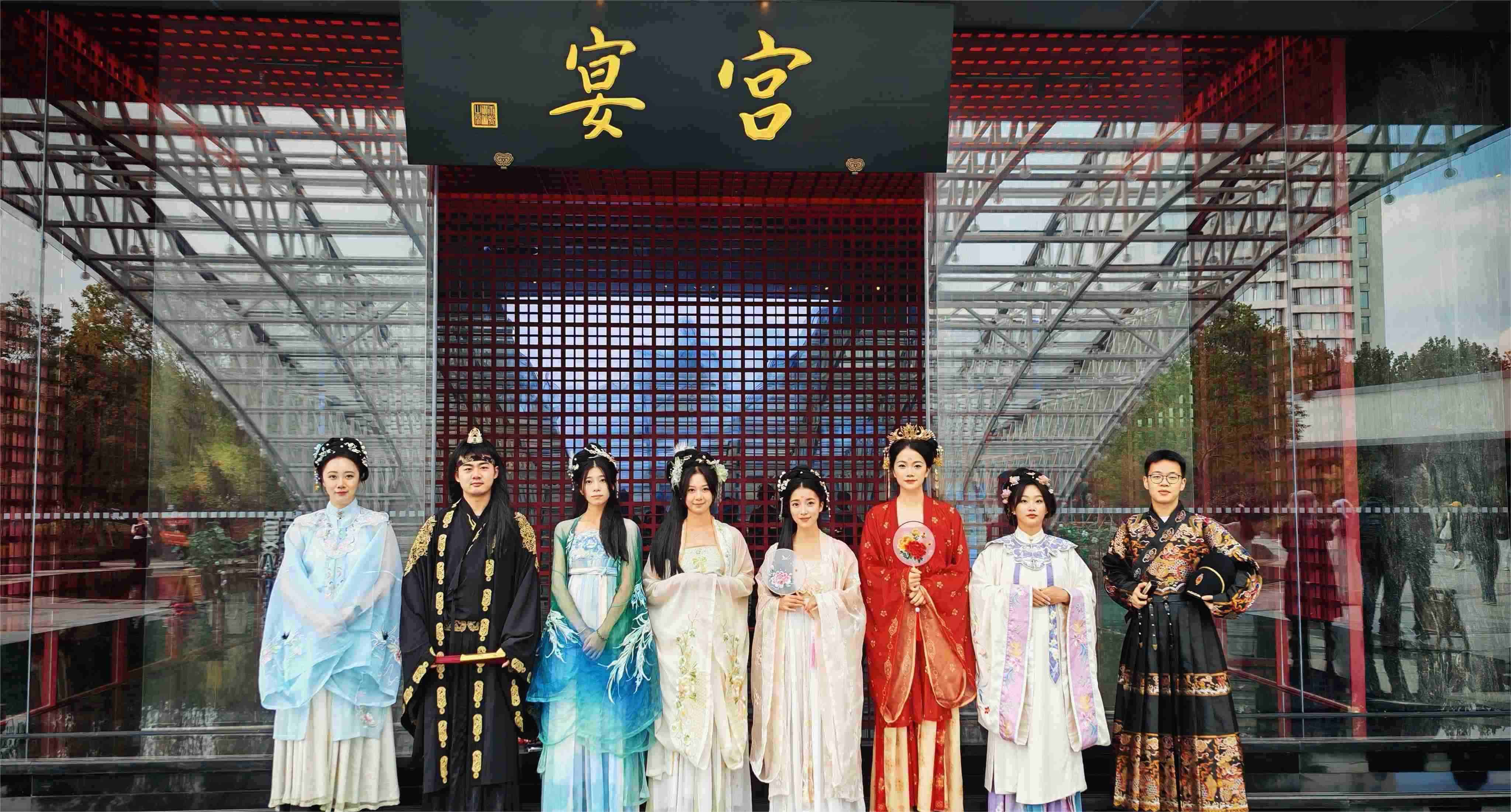 Die Eleganz des Millenniums genießen und die Teamstärke festigen – Unser Teambuilding-Team nimmt am Hangzhou Palace Bankett teil, um das alte Palastleben kennenzulernen